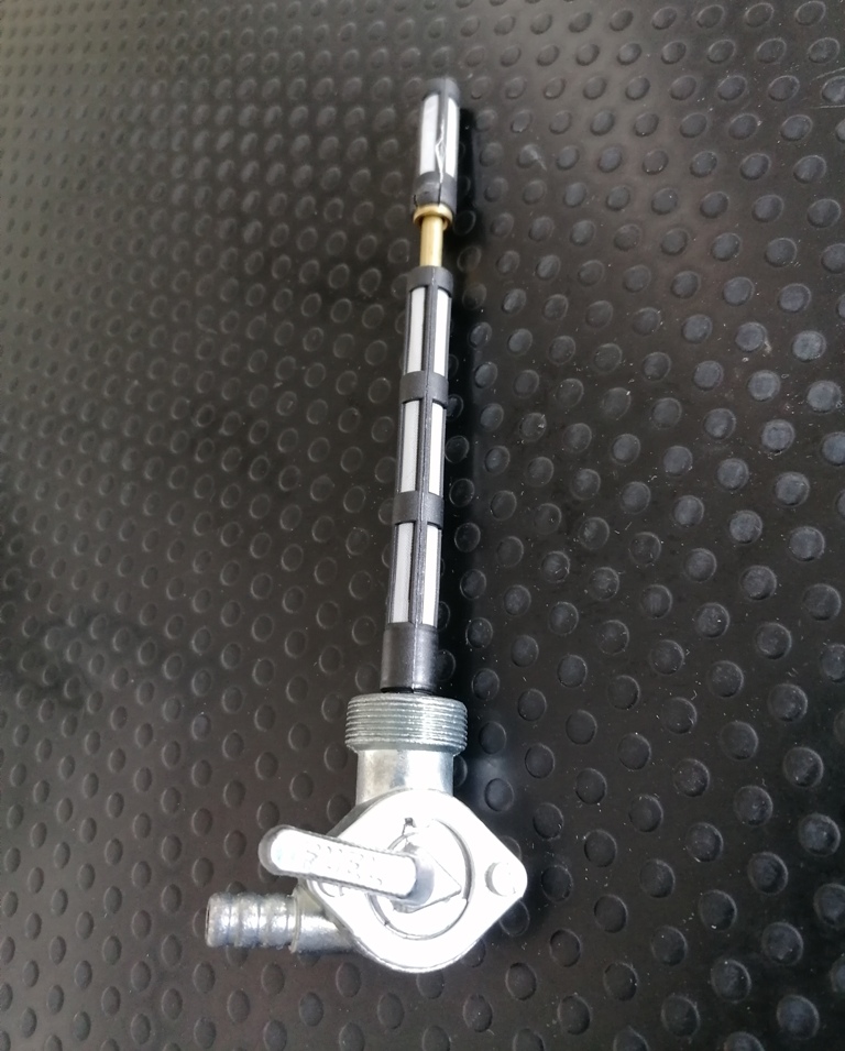 Rubinetto Benzina Moto Cross 3 Posizioni - Uscita Laterale, Interasse 35 Mm, Foro Fissaggio ø6 Mm, Filtro 10 Mm - Adatto Molti Modelli