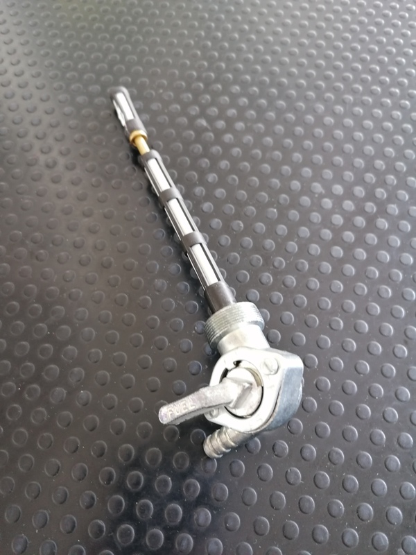 Rubinetto Benzina Moto Cross 3 Posizioni - Uscita Laterale, Interasse 35 Mm, Foro Fissaggio ø6 Mm, Filtro 10 Mm - Adatto Molti Modelli